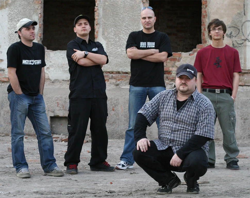 Skupina Editor vymenila bubeníka a basgitaristu